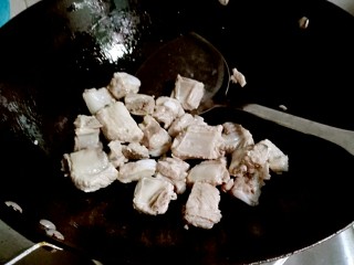 打断骨头连着筋的排骨藕汤,排骨下锅，中火煸炒至微黄