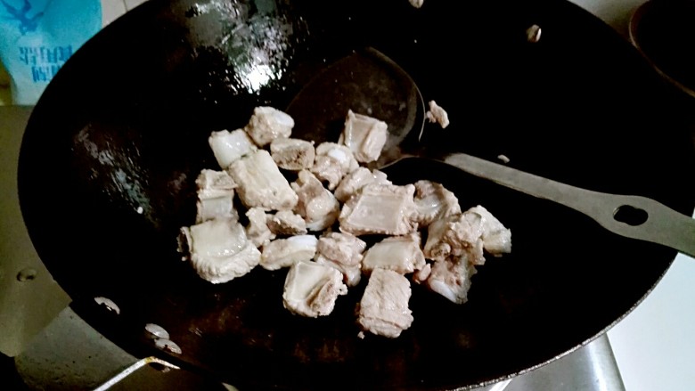 打断骨头连着筋的排骨藕汤,排骨下锅，中火煸炒至微黄