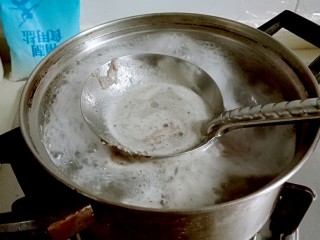 打断骨头连着筋的排骨藕汤,排骨和冷水一起下锅烧开，撇去浮沫