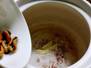 打断骨头连着筋的排骨藕汤,姜片，淡菜和水一起放进砂锅烧开
