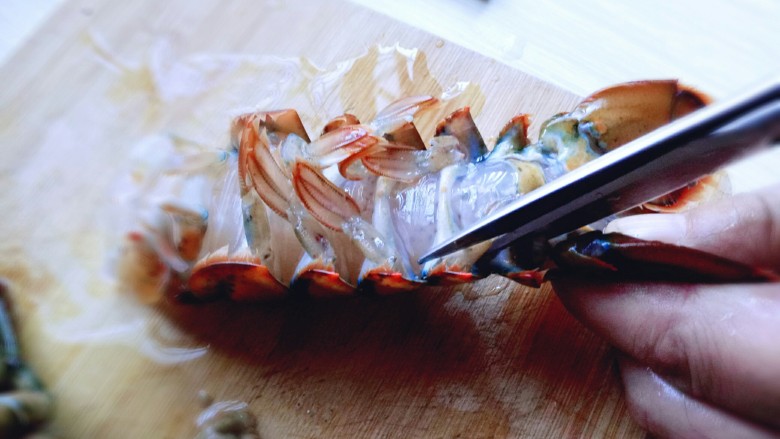 #无肉不欢#蒜泥清蒸大龙虾,龙虾尾部的两边边缘都要用食品剪刀，剪开。