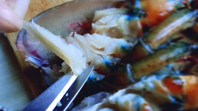 #无肉不欢#蒜泥清蒸大龙虾,去除虾腮: 可以借用剪刀将虾腮剪下来。
