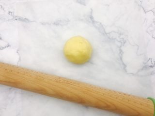 法式水果挞,把面团放在保鲜膜中间，盖好，擀成3毫米的薄片，有定高擀面杖最好
