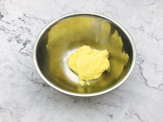 法式水果挞,室温软化好的黄油（图片为翻倍量的图，是方子量的一倍，大家不要被图片吓到哦～）