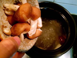 养生排骨山药汤,然后放入香菇，最好选朵小，伞没有开的香菇，这样的比较嫩