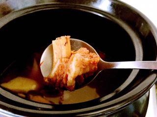 养生排骨山药汤,用砂锅煮两个小时排骨的骨质发白，肉已脱骨软烂，营养成分也都在汤里