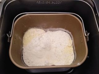 奶黄馅吐司,将种面团所以材料混合揉成面团，