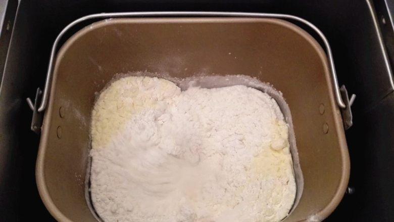奶黄馅吐司,将种面团所以材料混合揉成面团，