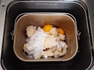 奶黄馅吐司,将种面团撕成小块投入面包机里，再加入主面团中除黄油以外的所以材料，揉成光滑的面团，
