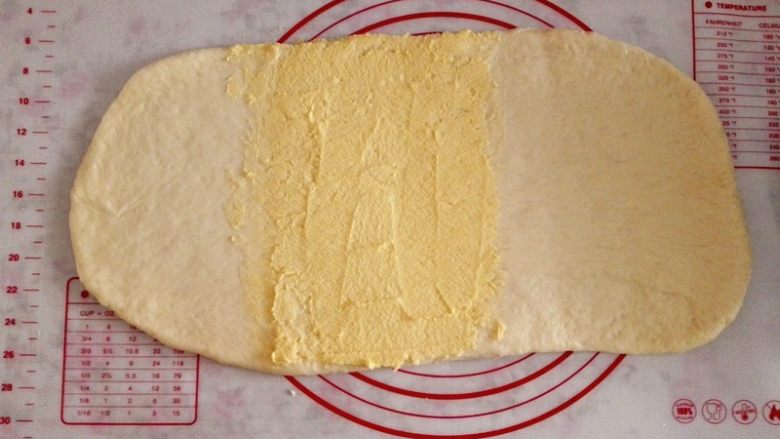 奶黄馅吐司,取一部分奶黄馅涂抹在中间1/3的地方，