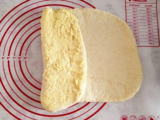 奶黄馅吐司,将左边向中间折叠，再涂抹上奶黄馅，