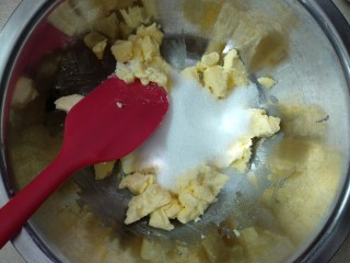 #甜味#抹茶蔓越莓饼干,黄油室温软化后加入糖粉。