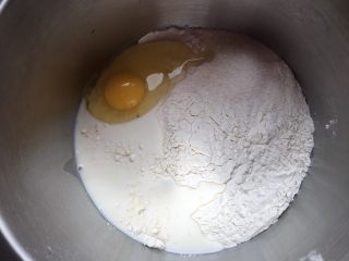 迷你热狗,将面团材料中除去黄油和盐以外的材料倒入盆中
