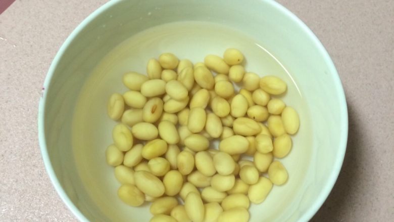 焖烧罐凉瓜黄豆排骨汤,首先把黄豆用温水浸泡4个小时以上，我是早上浸泡的，中午做的汤