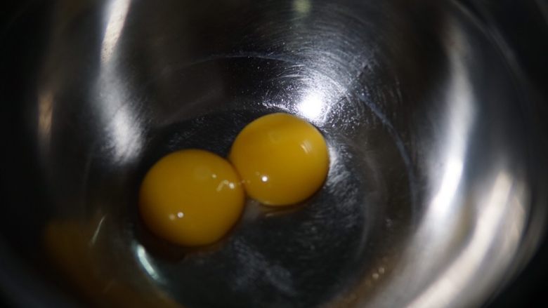 原味蛋糕卷,先分离两颗鸡蛋，蛋黄取出来，蛋白放入无水无油的另一个打蛋盆内