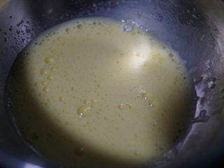 原味蛋糕卷,搅拌至蛋液上面有一层细腻的泡沫，如图所示即可