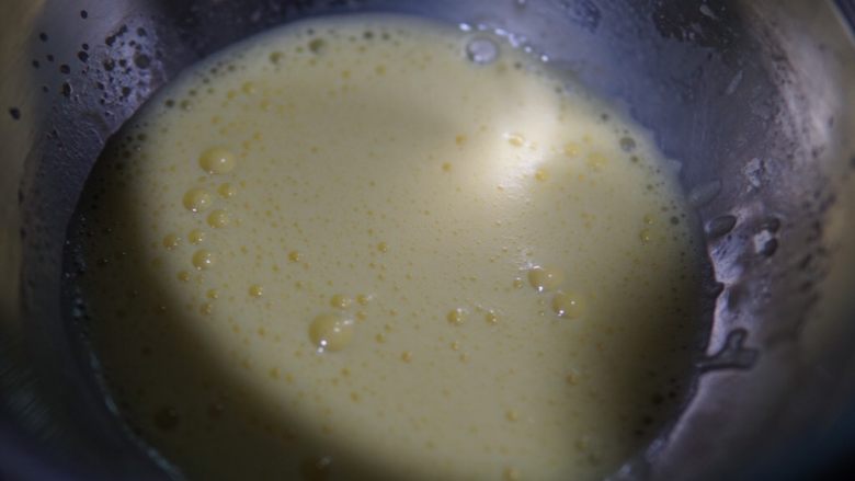 原味蛋糕卷,搅拌至蛋液上面有一层细腻的泡沫，如图所示即可