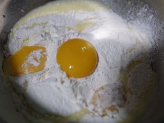 原味蛋糕卷,再把之前剩的鸡蛋，继续分离鸡蛋蛋白和蛋黄，蛋黄放面粉盆内，蛋白放蛋白打蛋盆内