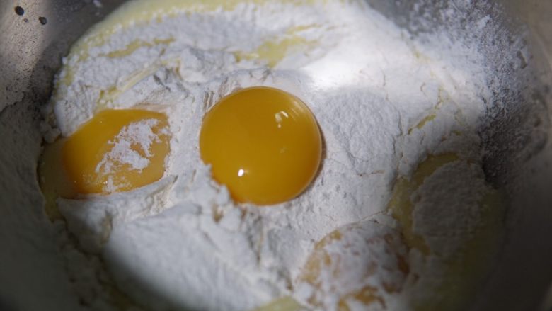 原味蛋糕卷,再把之前剩的鸡蛋，继续分离鸡蛋蛋白和蛋黄，蛋黄放面粉盆内，蛋白放蛋白打蛋盆内