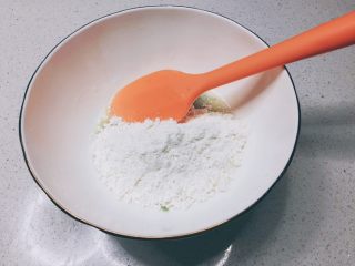 香葱小饼,加入过筛好的低筋面粉和盐