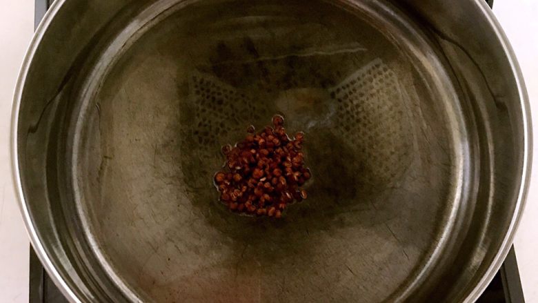 麻辣藕丁,锅内加入大豆色拉油烧热后加入花椒粒，煸炒1分钟
