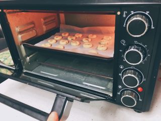 香葱小饼,烤箱预热180度，放入中层烤20分钟
