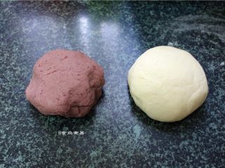 紫薯馅馒头,面包机揉面结束后取出面团，在案板上揉成光滑的面团，分别将面团和紫薯泥分成均等的面剂子，并搓圆