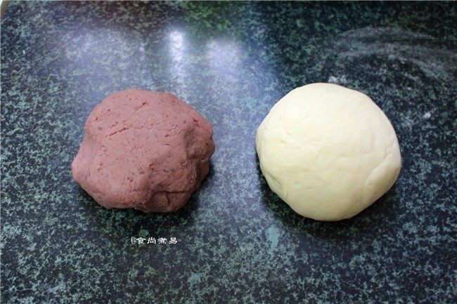 紫薯馅馒头,面包机揉面结束后取出面团，在案板上揉成光滑的面团，分别将面团和紫薯泥分成均等的面剂子，并搓圆