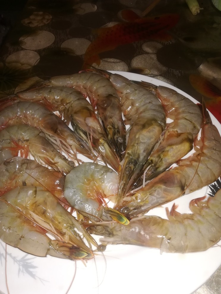 虾之糖醋大虾,新鲜的海对虾去虾线洗净备用。