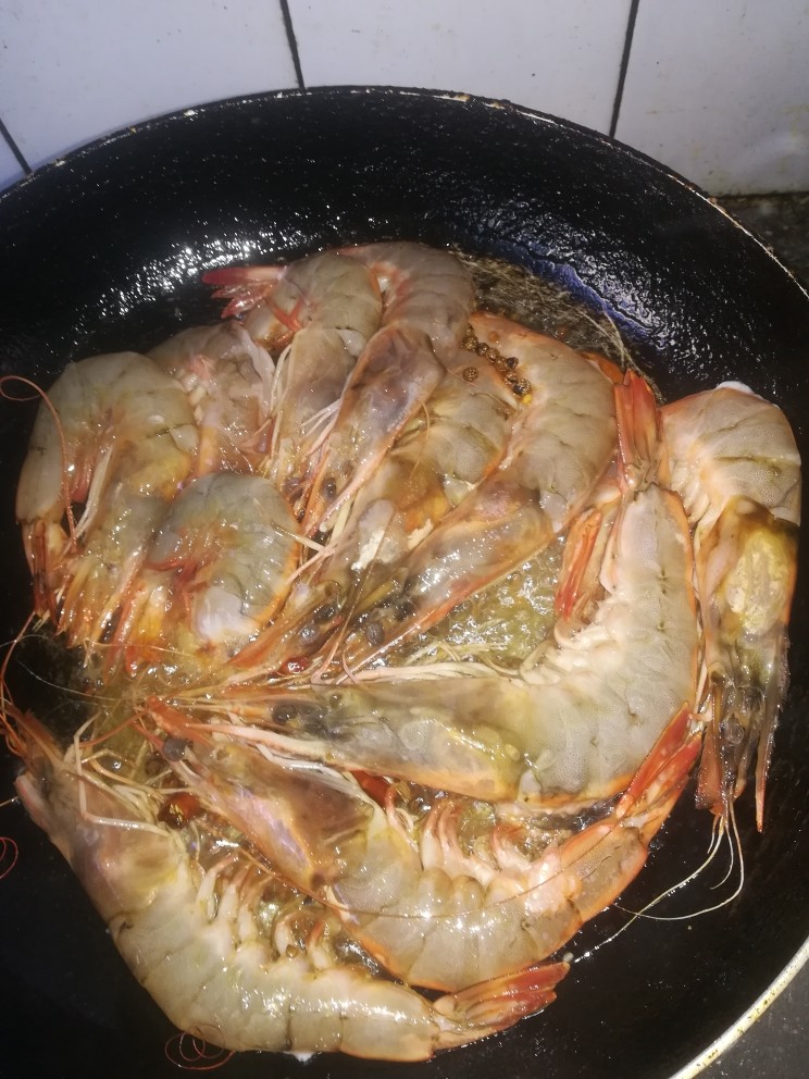 虾之糖醋大虾,对虾下锅，油煎至红色，翻面煎。