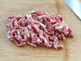 无肉不欢+蒜苔炒肉丝,猪肉洗净切丝