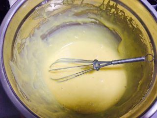 巧克力淋面蛋糕🍰
,玉米油、牛奶混合入2步骤的蛋黄先搅拌均匀再加入过筛好的低筋面粉搅拌均匀，不要过度搅拌会起筋