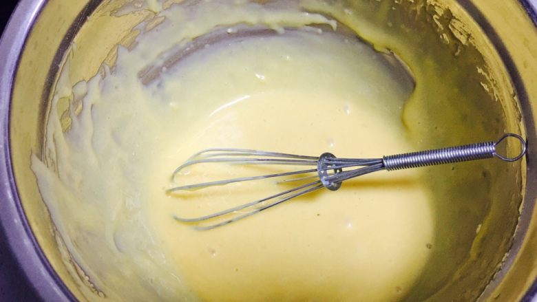 巧克力淋面蛋糕🍰
,玉米油、牛奶混合入2步骤的蛋黄先搅拌均匀再加入过筛好的低筋面粉搅拌均匀，不要过度搅拌会起筋