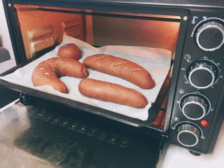 可可麻薯软欧,发酵至二倍大后烤箱预热180度烤20分钟