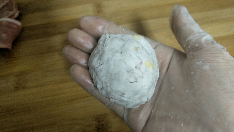 #咸味#芝士香芋培根卷,用手揉成一个稍微椭圆形的圆球