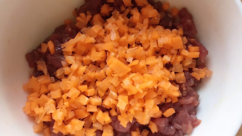 #咸味#烤牛肉酿香菇,牛肉末腌好后，放入胡萝卜碎