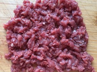 #咸味#烤牛肉酿香菇,把浸泡好的牛肉，沥干水分，切成牛肉末。
