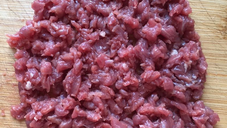 #咸味#烤牛肉酿香菇,把浸泡好的牛肉，沥干水分，切成牛肉末。