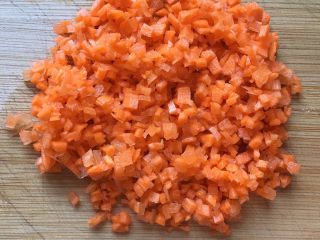 #咸味#烤牛肉酿香菇,胡萝卜去皮洗净切碎备用。