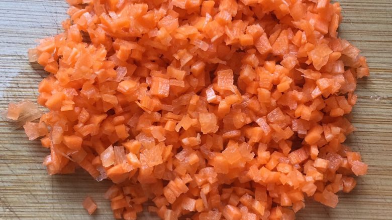 #咸味#烤牛肉酿香菇,胡萝卜去皮洗净切碎备用。