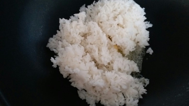 奥利奥米饭,将米饭倒入锅中翻炒