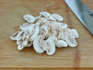 奶油蘑菇浓汤,口蘑洗净切薄片