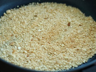 奶油蘑菇浓汤,锅中倒入橄榄油烧热，然后放入面粉用小火炒出香味