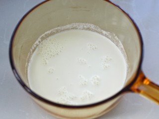 奶油蘑菇浓汤,将牛奶和淡奶油倒入锅中小火煮开