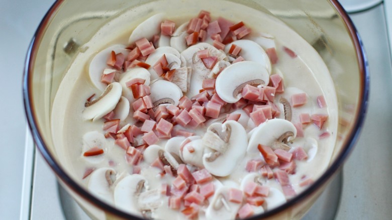 奶油蘑菇浓汤,放入火腿丁和口蘑搅拌均匀煮开