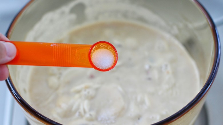 奶油蘑菇浓汤,调入适量的盐