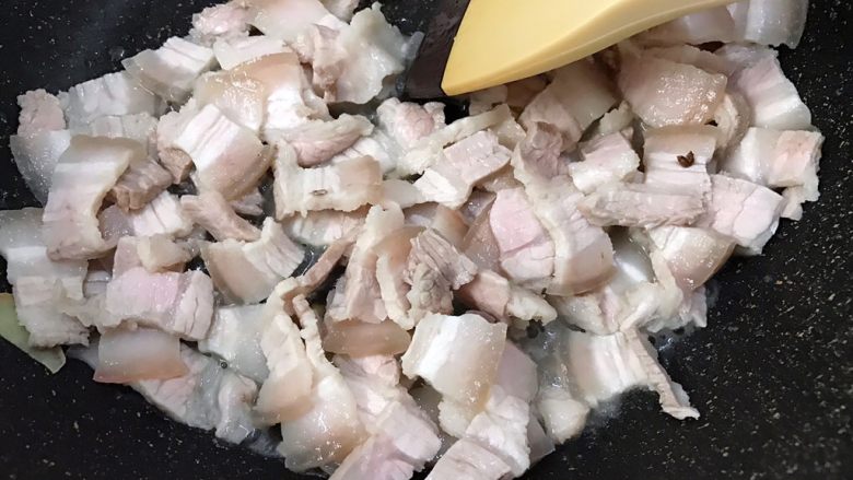 秘制川香回锅肉,加小半碗清水慢慢翻炒至五花肉逼出油来