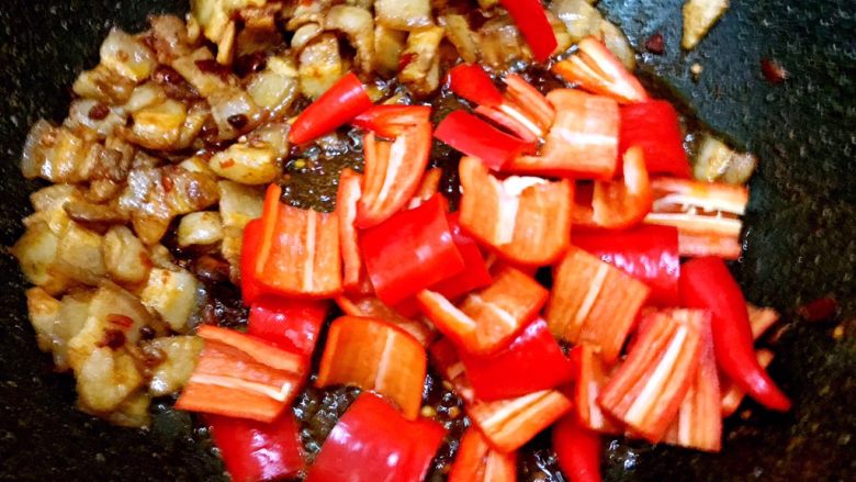 秘制川香回锅肉,加入红椒，加少许盐翻炒