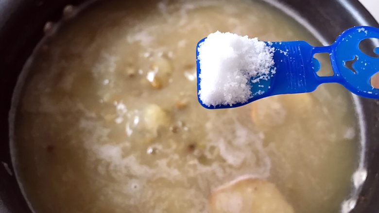 清热解毒的绿豆排骨汤,调入适量盐调味
