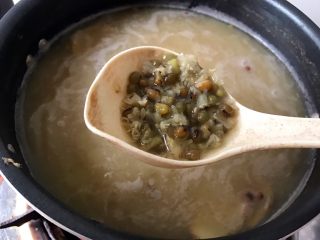 清热解毒的绿豆排骨汤,煮至绿豆酥烂